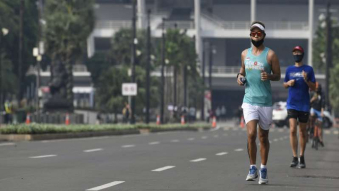 Warga berolahraga di GBK setelah dibuka pada masa PSBB transisi Jakarta