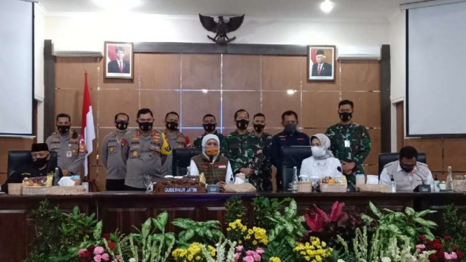 Gubernur Jawa Timur Khofifah Indar Parawansa menggelar rapat koordinasi dengan tiga kepala daerah di Malang Raya pada Sabtu, 20 Mei 2020.