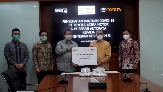 Penyerahan bantuan Covid-19 dari Toyota Indonesia dan SERA ke Kemenkes.