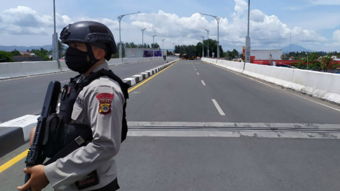 Polisi menutup akses jalan menuju fly over yang ditemukan benda mirip bom.