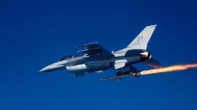 VIVA MIliter: Jet tempur Amerika Serikat meluncurkan rudal AGM-88 HARM