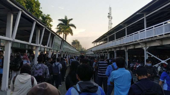 Antrean panjang para calon penumpang kereta commuter line alias KRL di Stasiun Bogor pada Senin pagi, 22 Juni 2020.