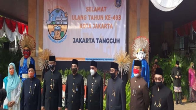 Gubernur DKI Jakarta Anies Baswedan dan jajarannya di Balai Kota
