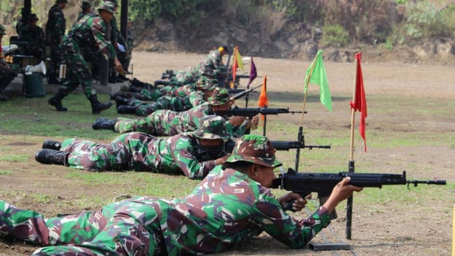 VIVA Militer: Prajurit TNI AD Menembak