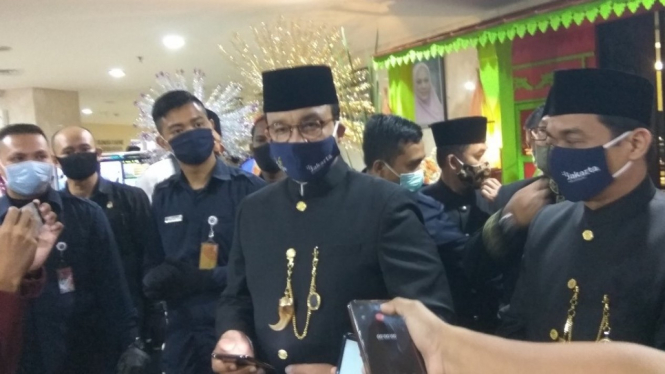 Gubernur DKI Jakarta Anies Baswedan (tengah). 