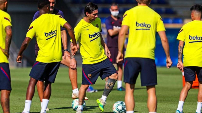 Messi di latihan Barcelona