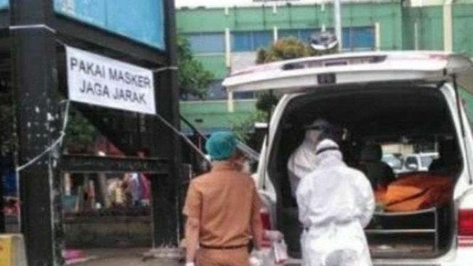 Petugas evakuasi jenazah PMKS meninggal di Tanah Abang, Jakpus.