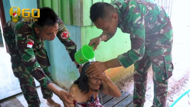 VIVA Militer: Kisah Nenek Sumiyati Dirawat Prajurit TNI di Papua
