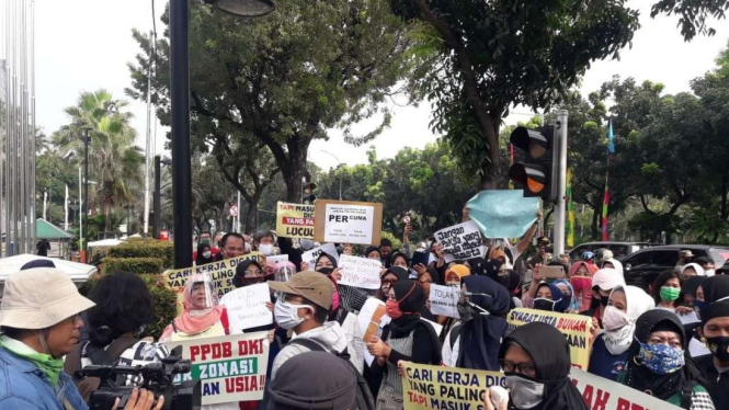 Demonstrasi para orangtua siswa terkait zonasi umur di depan balai kota DKI