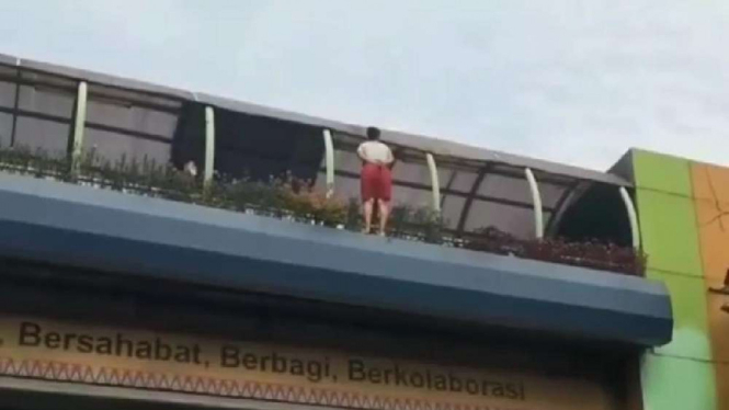 Seorang wanita hendak mencoba bunuh diri di JPO