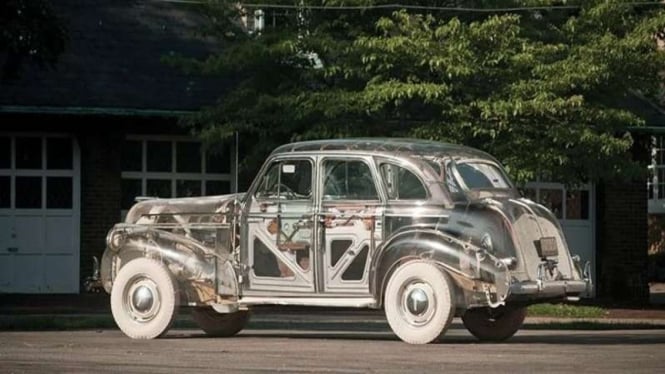 Mobil Pontiac Deluxe SIx lansiran 1939 yang bodinya dibuat dari bahan plastik