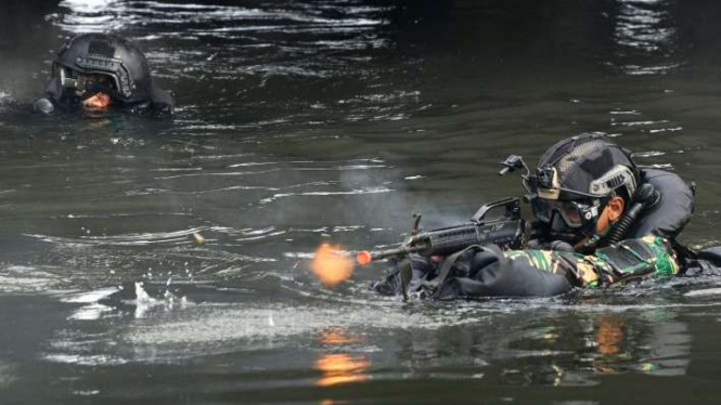 Prajurit Satuan Komando Pasukan Katak (Sat Kopaska) TNI AL melakukan penyerbuan saat infiltrasi ke garis depan penyerbuan di Kompleks Dermaga Pondok Dayung Koarmada I, Jakarta, Selasa (23/6/2020).