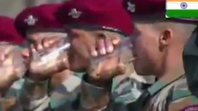 VIVA Militer: Pasukan khusus India makan gelas.
