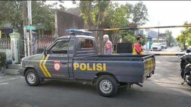 Polisi berjaga di lokasi rekonstruksi kasus John Kei di Bekasi