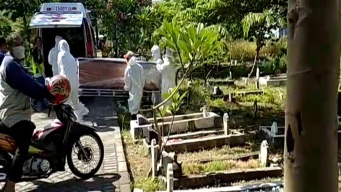 Tangkapan layar video tim membawa kembali jenazah tertukar di Surabaya