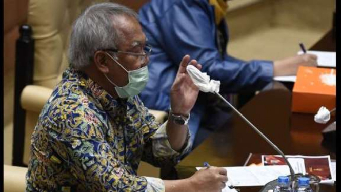 Menteri Pekerjaan Umum dan Perumahan Rakyat Basuki Hadimuldjono mengikuti Rapat Kerja dengan Komisi V DPR di Kompleks Parlemen Senayan, Jakarta, Rabu (24/6/2020). 