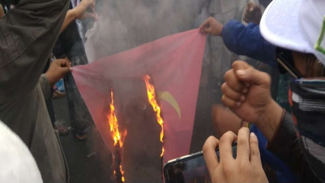 Bendera PKI dibakar para pendemo RUU HIP