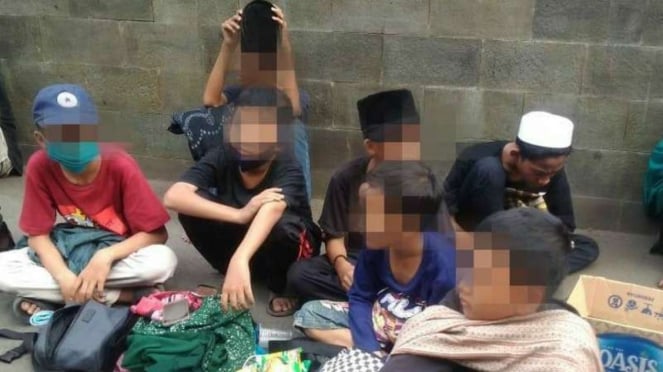 Sejumlah anak-anak kebingungan saat akan mengikuti unjuk rasa PA 212 di DPR RI. 