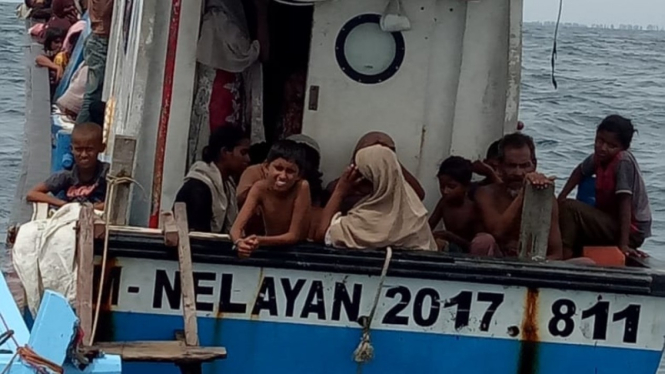 Pengungsi rohingya dievakuasi ke perairan Aceh. 