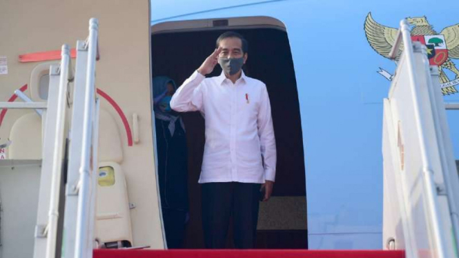 Presiden Joko Widodo bersiap terbang dari Pangkalan TNI AU Halim Perdanakusuma, Jakarta, menuju Surabaya pada Kamis pagi, 25 Juni 2020.