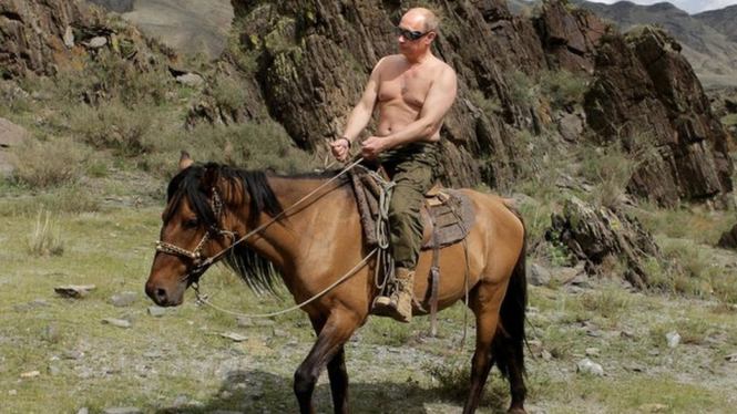 Vladimir Putin menunggang kuda saat liburan di Siberia Selatan pada Agustus 2009 silam.-Getty Images

