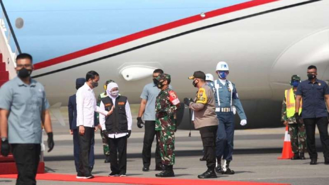 Presiden Joko Widodo disambut Gubernur Jawa Timur Khofifah Indar Parawansa tiba di Bandara Juanda Surabaya pada Kamis, 25 Juni 2020.