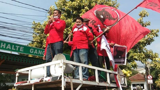 Massa kader PDIP melakukan long marc di wilayah Jakarta Timur.