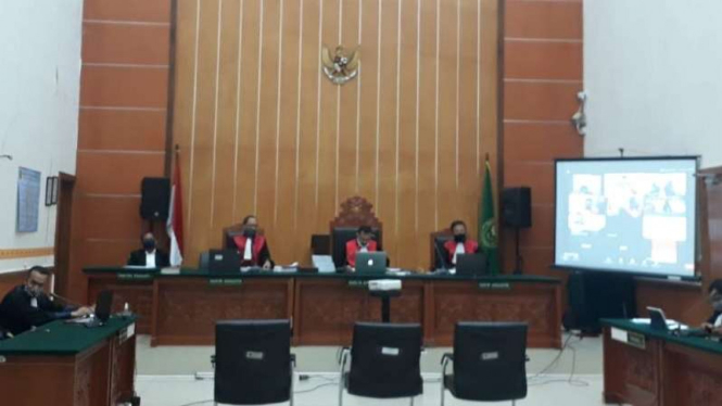 Suasana sidang online kasus penusukan Wiranto di Pengadilan Negeri Jakarta Barat