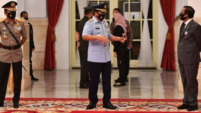 Menko Polhukam Mahfud MD (kanan) berbincang dengan Panglima TNI Marsekal TNI Hadi Tjahjanto (tengah) dan Kapolri Jenderal Pol Idham Aziz (kiri) di Istana Negara, Jakarta, Rabu (24/6/2020).