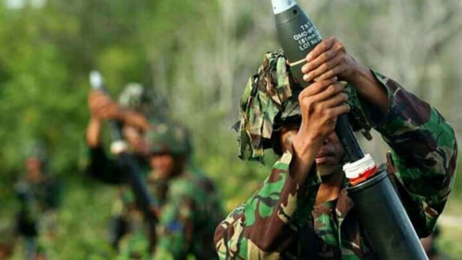 VIVA Militer: Prajurit TNI Sedang Memasukan Mortir