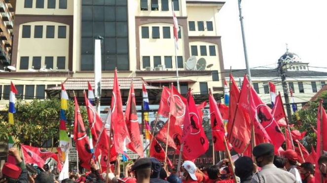 Kader PDIP menggelar unjuk rasa di depan Polres Jakarta Timur.