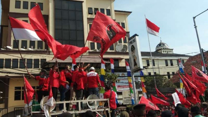 Kader PDIP menggelar unjuk rasa di depan Polres Jakarta Timur.
