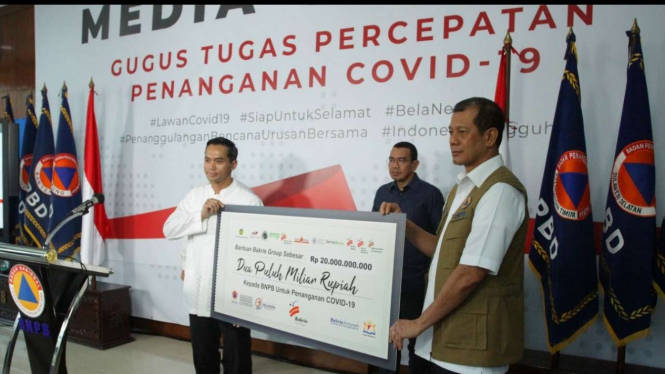 Penyerahan bantuan Covid-19 dari Bakrie Group ke Gugus Tugas.