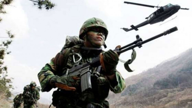 VIVA Militer: Prajurit TNI Bawa Senjata