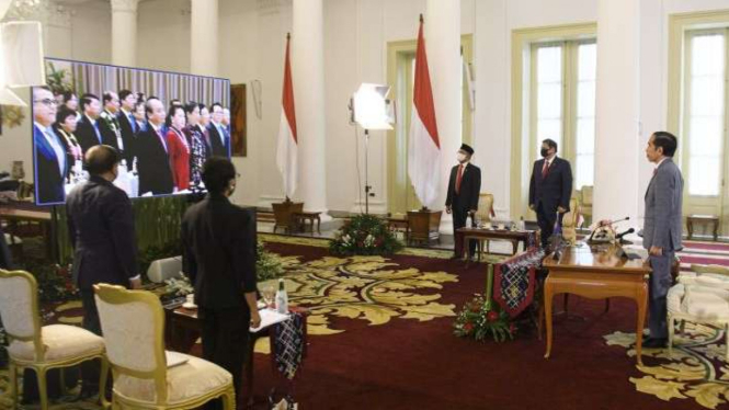 Presiden Joko Widodo (kanan) menghadiri KTT ASEAN ke-36 secara virtual di Istana Bogor, Jawa Barat, Jumat (26/6/2020). 