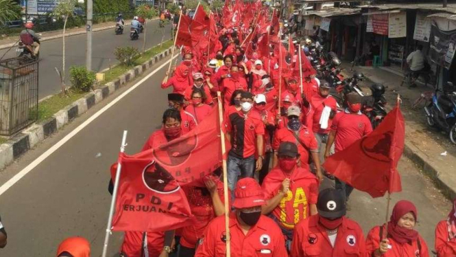 Massa Kader PDIP Bekasi Menuju Mapolres Laporkan Pembakraan Bendera Partai 