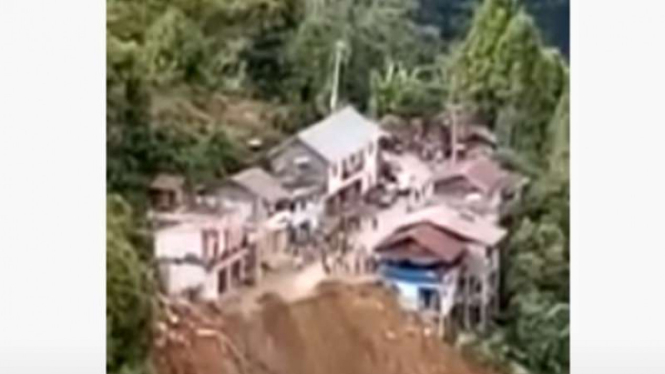 Detik-detik jalan penghubung Palopo dan Toraja Utara longsor