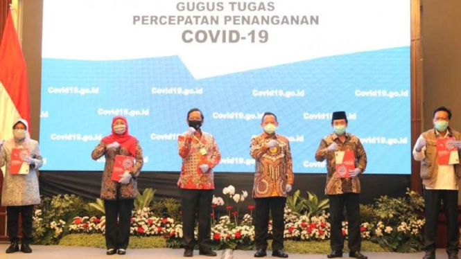 Menkopolhukam Mahfud MD dan Mendagri Tito Karnavian saat memberikan pengarahan penanganan corona Surabaya Raya di Surabaya, Jawa Timur, pada Jumat, 26 Juni 2020.