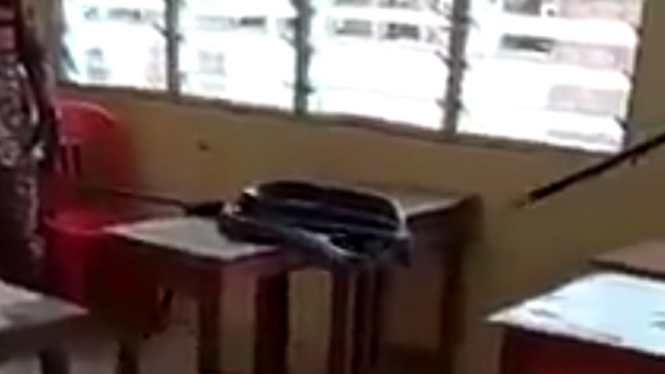 Ular kobra bersarang di laci meja sekolah