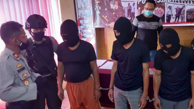 Polisi memperlihatkan tiga orang tersangka perusakan sebuah kantor di Tangerang, Banten.