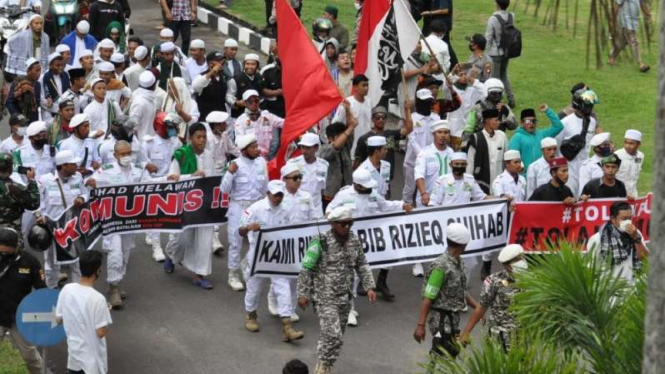 Ribuan orang dari berbagai organisasi masyarakat berdemonstrasi di depan kantor DPRD Provinsi Kalimantan Barat, Pontianak, untuk menolak RUU HIP pada Jumat, 26 Juni 2020.