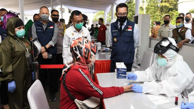 Gubernur Jawa Barat Ridwan Kamil meninjau rapid test massal di Bandung