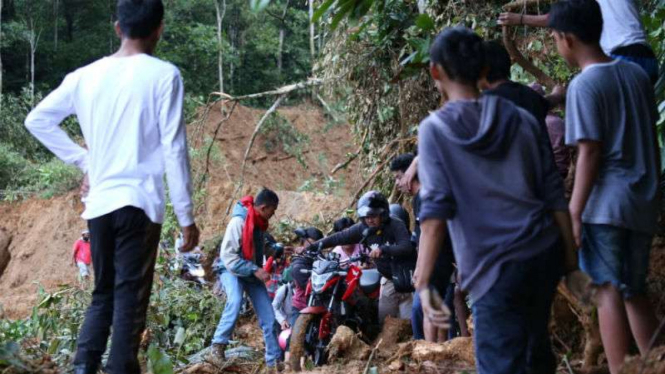 Sejumlah kendaraan terjebak bencana longsor di Kota Palopo, Sulsel.