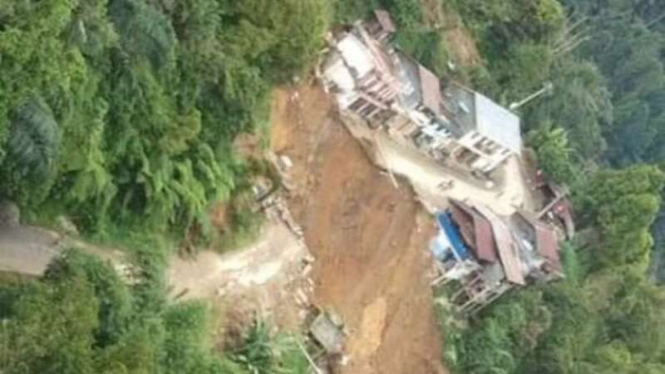 Longsor memutus jalan lintas Palopo-Toraja