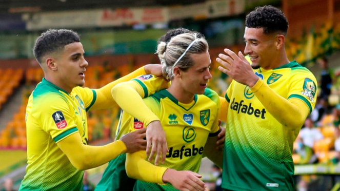 Para pemain Norwich City merayakan gol Todd Cantwell 