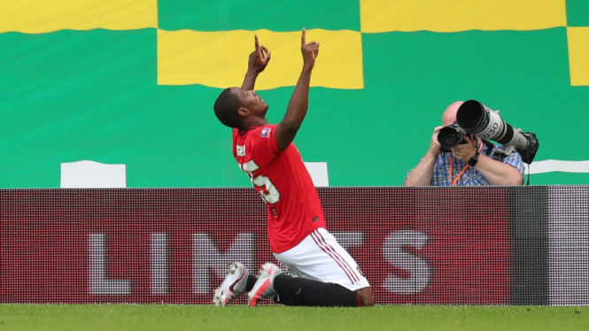Striker Manchester United, Odion Ighalo, merayakan gol ke gawang Norwich City