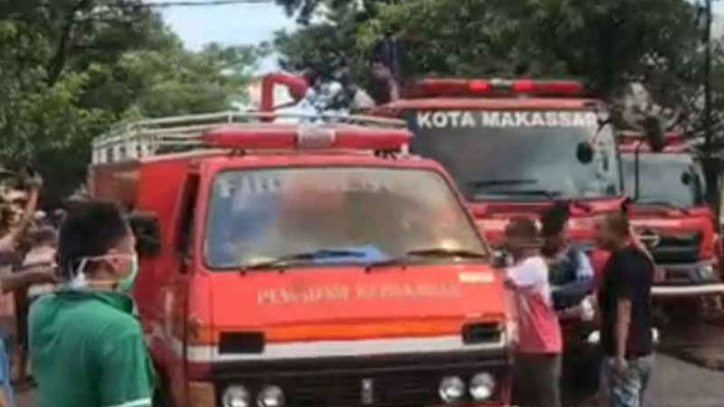 Mobil pemadam  diturunkan ke lokasi kebakaran di Makassar, Sulsel.