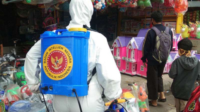 BIN menyemprotkan disinfektan di Pasar Gembron, Jaktim, Minggu, 28 Juni 2020.