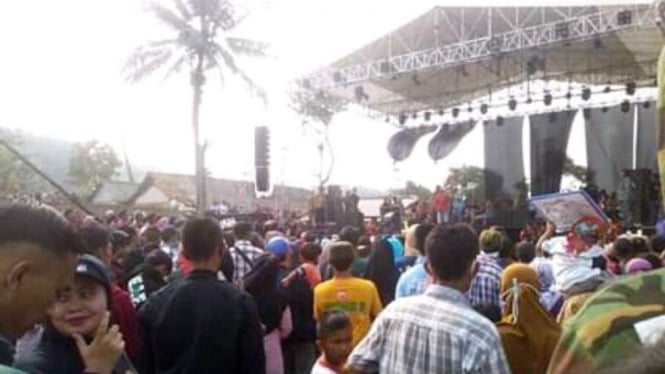 Acara panggung hiburan hajatan di Bogor yang dihadiri Rhoma Irama 