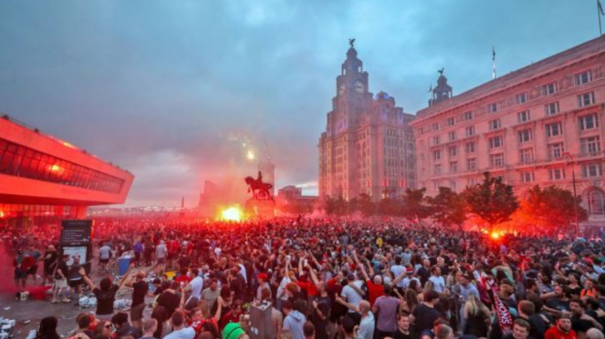Pesta pora fans sambut gelar juara Premier League Liverpool